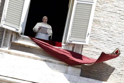 El Papa: �Jes�s no nos ve como un soci�logo o un foto-reportero�