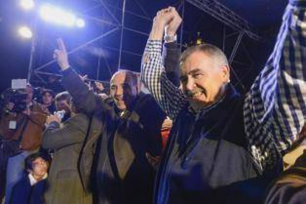 Tildan de �parciales� las encuestas oficialistas