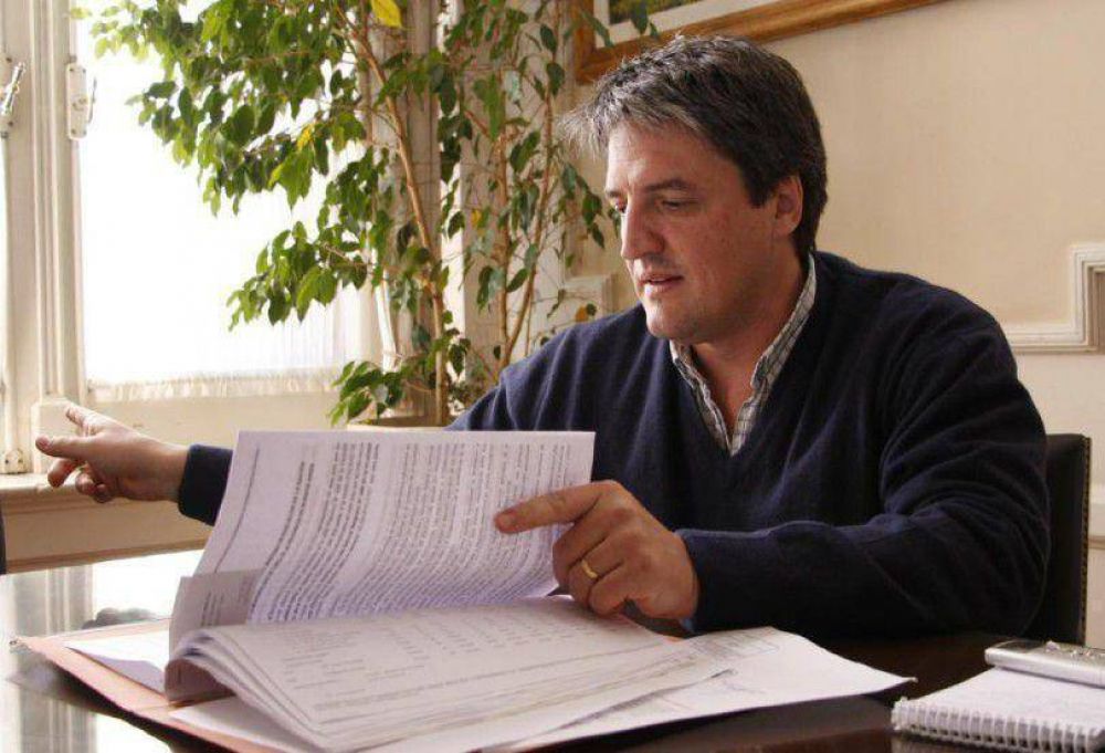 Un convenio firmado con el Ministerio de Educacin desat el primer cruce en la campaa electoral