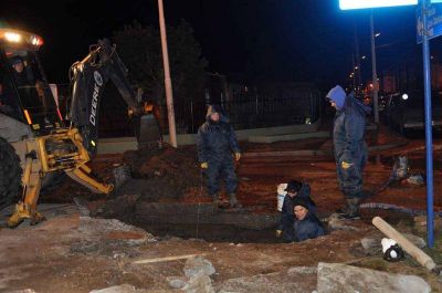 En Luro Cambaceres y Alicia Moreau de Justo, se detect� el problema. Operativo para reparar una ca�er�a de agua