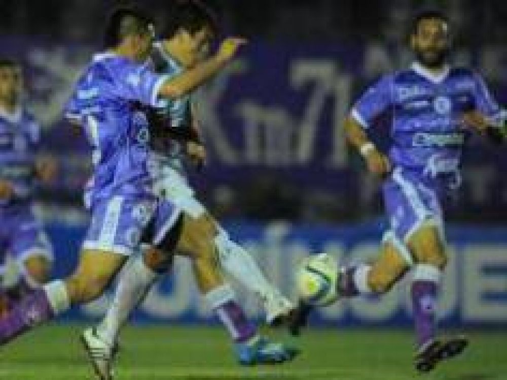 Atl�tico se hizo fuerte afuera y sigue prendido en la lucha por el ascenso