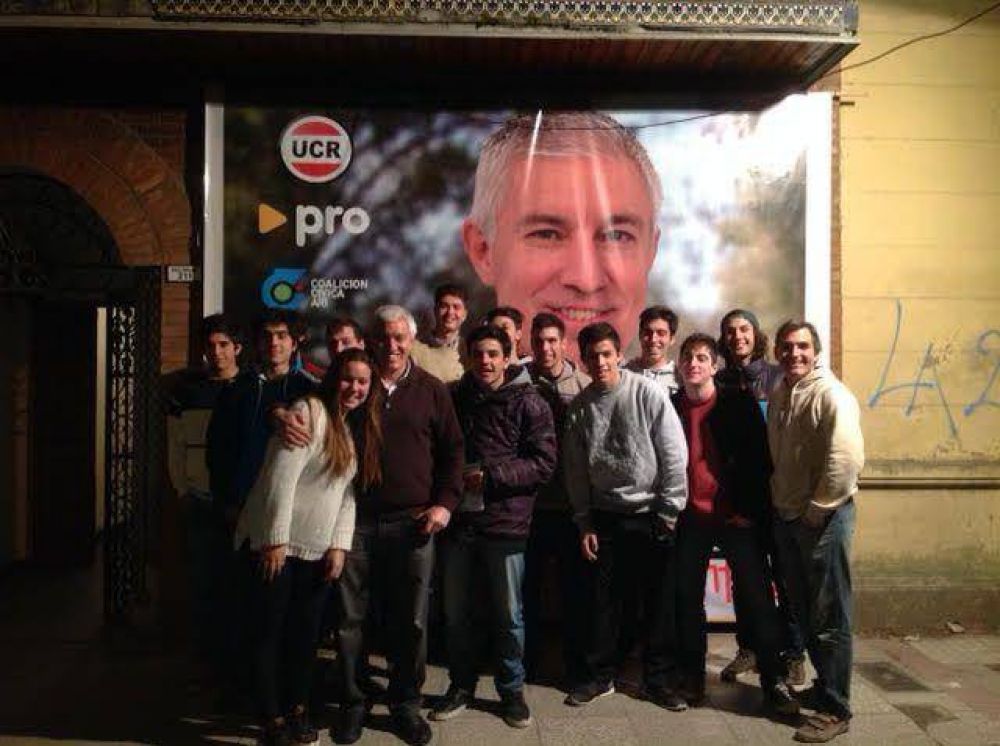 Gustavo L�pez junto a j�venes, �Las acciones que estamos planificando para los pr�ximos a�os, tienen a los j�venes en el centro de la escena�