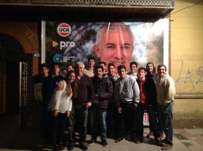 Gustavo L�pez junto a j�venes, �Las acciones que estamos planificando para los pr�ximos a�os, tienen a los j�venes en el centro de la escena�