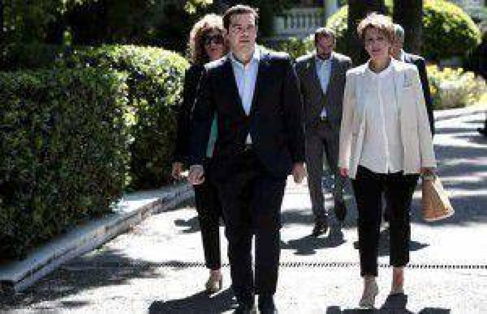 Grecia reabre hoy los bancos, sube el IVA y flexibiliza el corralito