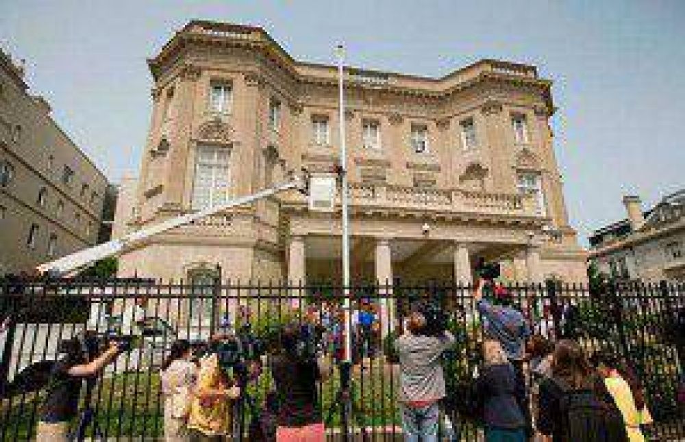 Cuba y EE.UU. reabren sus embajadas despu�s de 54 a�os
