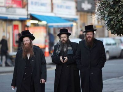 Constructor multado por insultar a un religioso ortodoxo