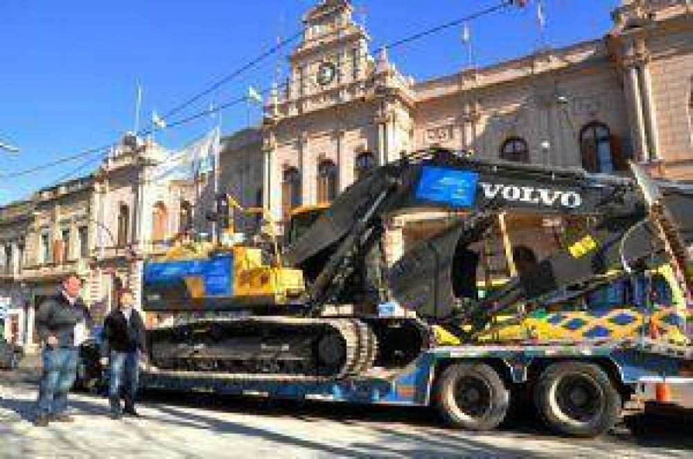 El Municipio adquiri� una retroexcavadora con oruga