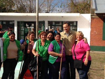 Ins�lito: Bruera promociona �jornadas solidarias� en las que pinta dependencias p�blicas