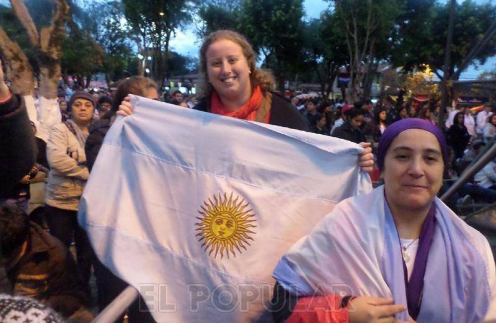 Una olavarriense mezclada entre la alegra y el respeto por la visita del Papa a Paraguay