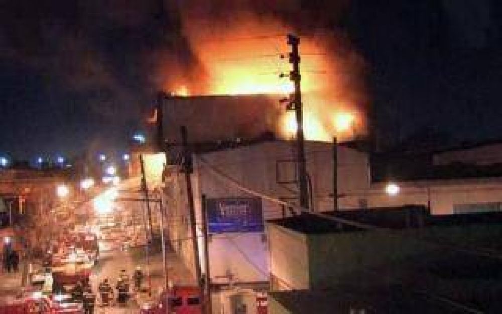 Incendio en f�brica de pinturas en San Mart�n