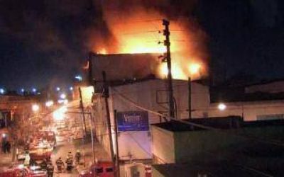 Incendio en f�brica de pinturas en San Mart�n