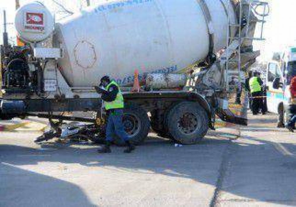Motociclista muri� tras chocar contra un cami�n 