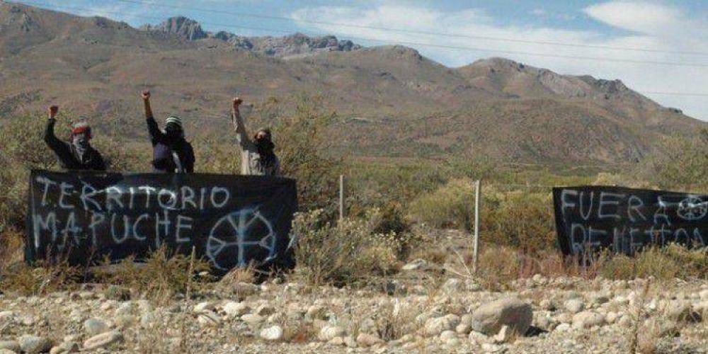OTRA VEZ Grupo mapuche cort la Ruta 40 y da un patrullero