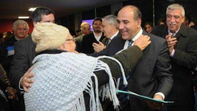 �Es un acto de justicia y reconocimiento�, dijo Manzur al entregar jubilaciones