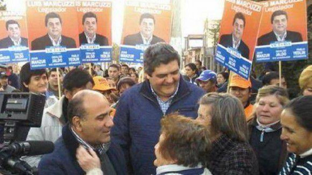 EL vicegobernador Juan Manzur y el candidato a legislador Luis Marcuzzi recorrieron las calles del barrio Villa Angelina
