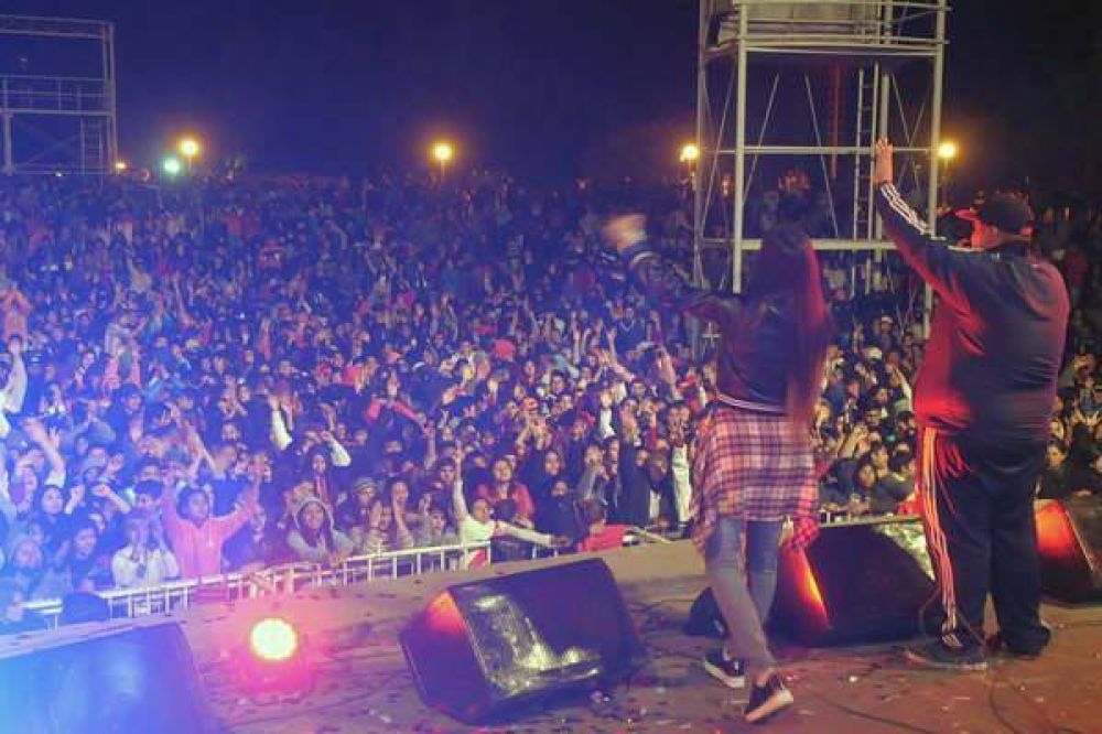 Miles de santiagueos festejaron el Da del Amigo en Plaza Aoranzas con la participacin especial de Banda XXI