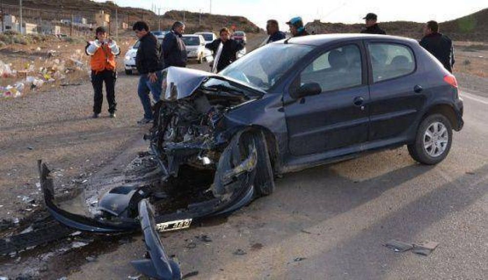 Automovilista se incrust� en un cami�n volquete, y hay dos hospitalizados