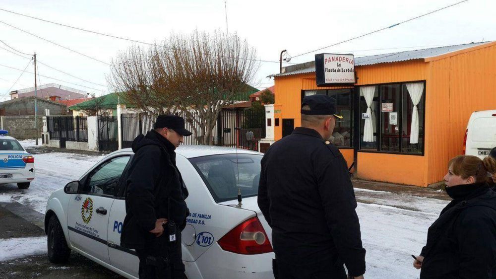 Adolescente de 17 a�os asalt� una panader�a usando la r�plica de un arma de fuego