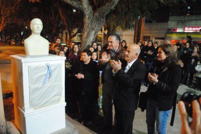 Se inaugur� el busto que recuerda al Padre Eugenio Beto�o