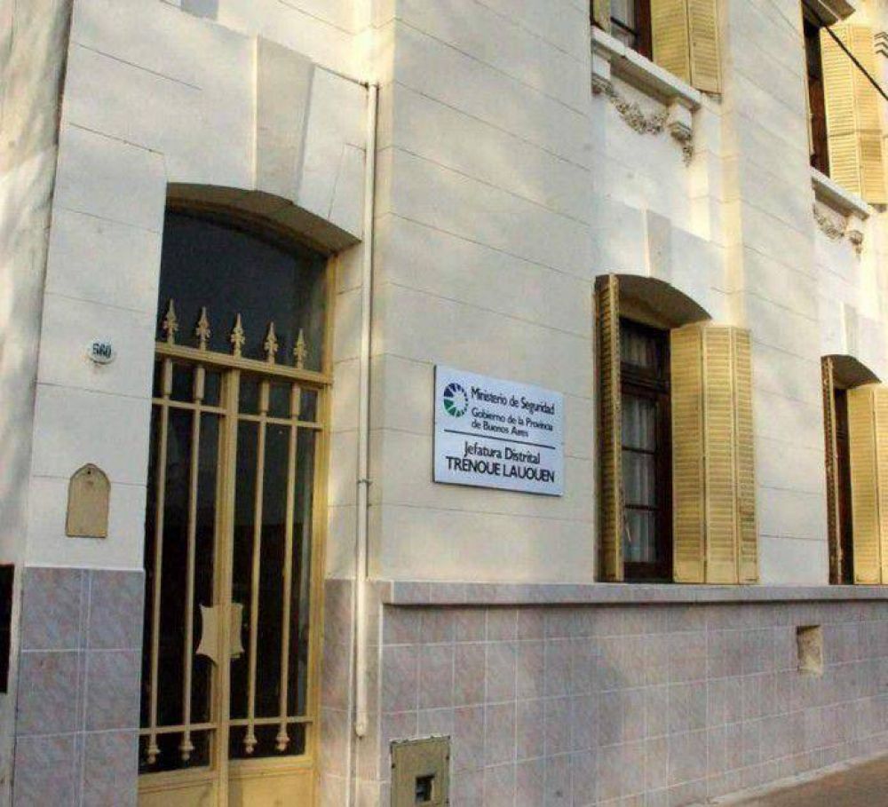 A las pi�as con los efectivos policiales