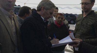 Con el eje en el salario, Felipe Sol� recorri� la segunda secci�n electoral