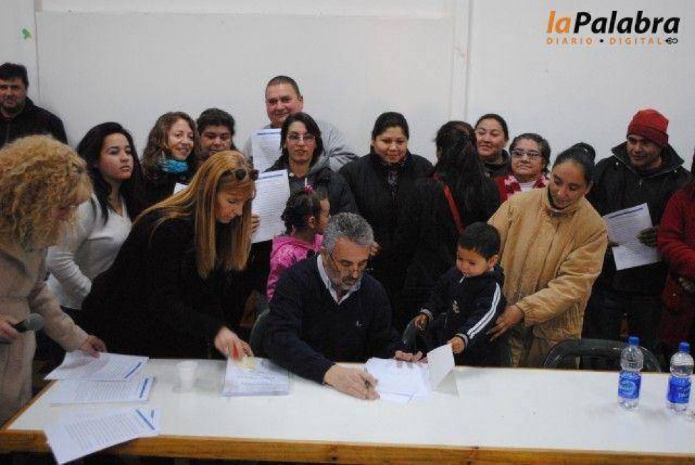 Curetti firmó compromisos con vecinos para la regularización del loteo Tapatá en Pradere