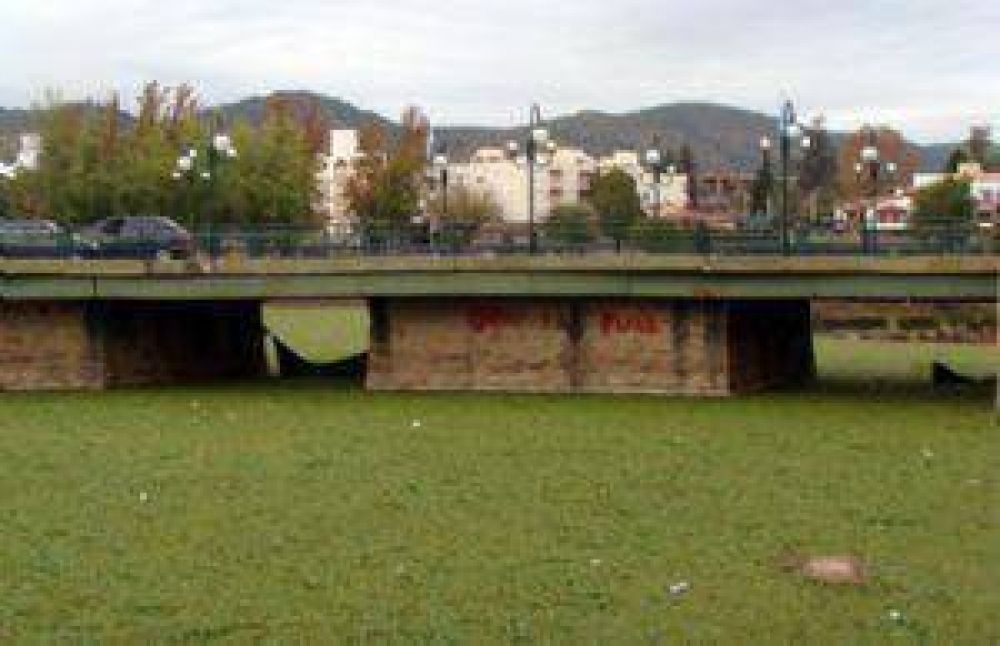 Los cordobeses pagar�n menos porque el agua del San Roque tiene gusto a algas