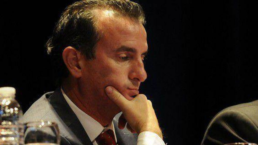 Un gobernador que escribe con la mano y borra con el codo