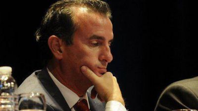 Un gobernador que escribe con la mano y borra con el codo
