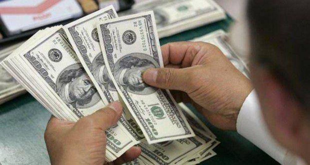 El blue se dispar� 54 centavos y super� los $15, en un mercado aturdido por el �ruido electoral�