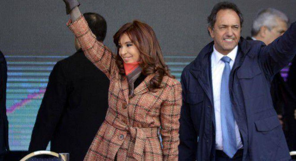 Cristina acompa�� a Scioli en la campa�a y se puso de pie para aplaudirlo