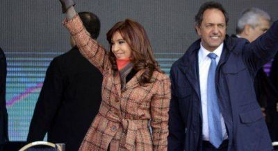 Cristina acompa�� a Scioli en la campa�a y se puso de pie para aplaudirlo