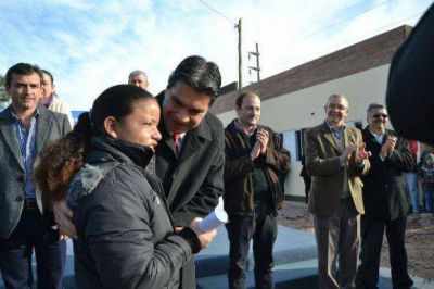 Napenay: Capitanich entreg� viviendas y anunci� m�s pavimento