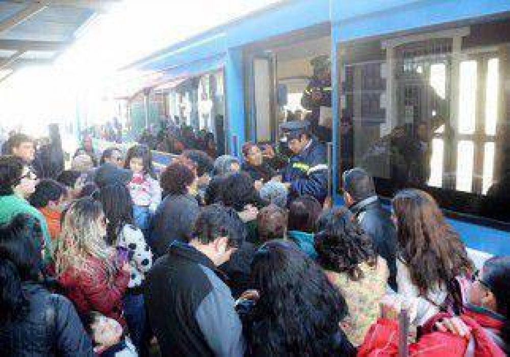 Alegr�a y emoci�n en la vuelta del tren tras 22 a�os