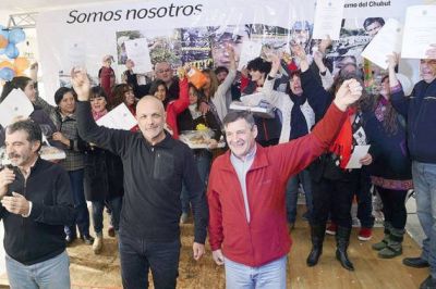 Buzzi entreg� en Lago Puelo 12 viviendas para afiliados de Atech