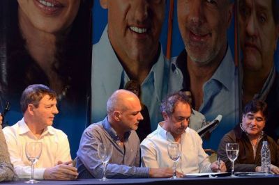 El acuerdo firmado entre Buzzi y Scioli para el per�odo 2015-2019 incluye un centenar de obras de infraestructura en todo Chubut