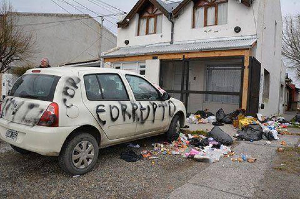 Pintadas, basura y denuncias en medio del conflicto municipal