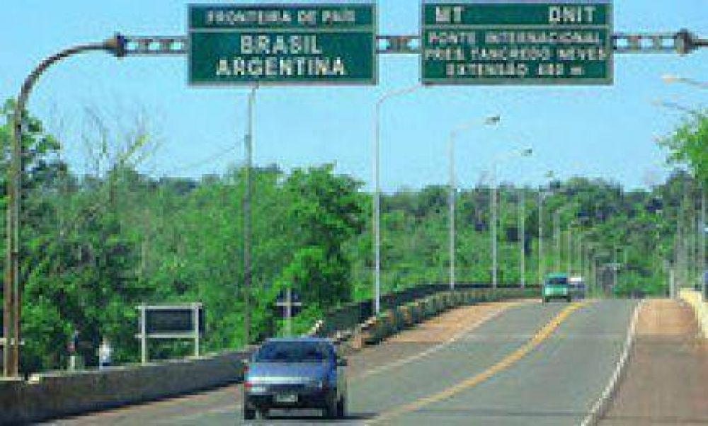 Puerto Iguaz: 39 mil personas cruzan por da el puente Tancredo Neves