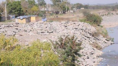 Para agilizar la obra, arrojan escombros a la vera del Sal�