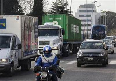 Los camiones, un flagelo que colapsa las avenidas de la ciudad