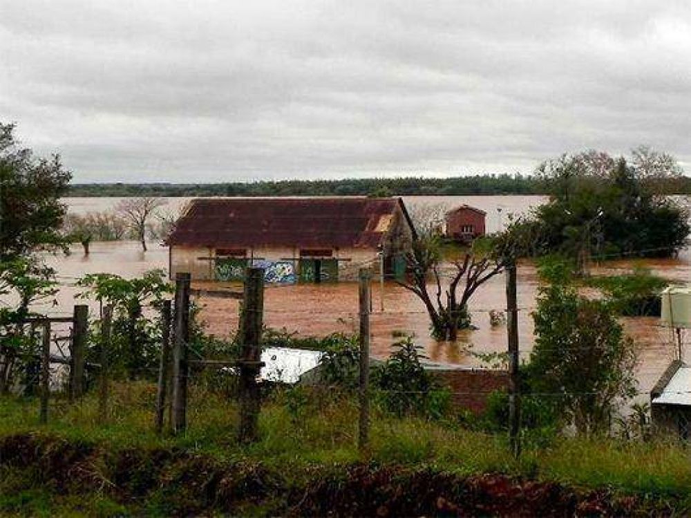 Ayuda con m�dulos alimentarios a Oleros y Pescadores, la entrega la realiz� Mariano Garay