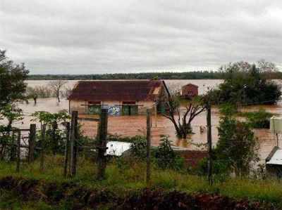 Ayuda con m�dulos alimentarios a Oleros y Pescadores, la entrega la realiz� Mariano Garay