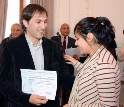 Entregaron subsidios a emprendedores juje�os