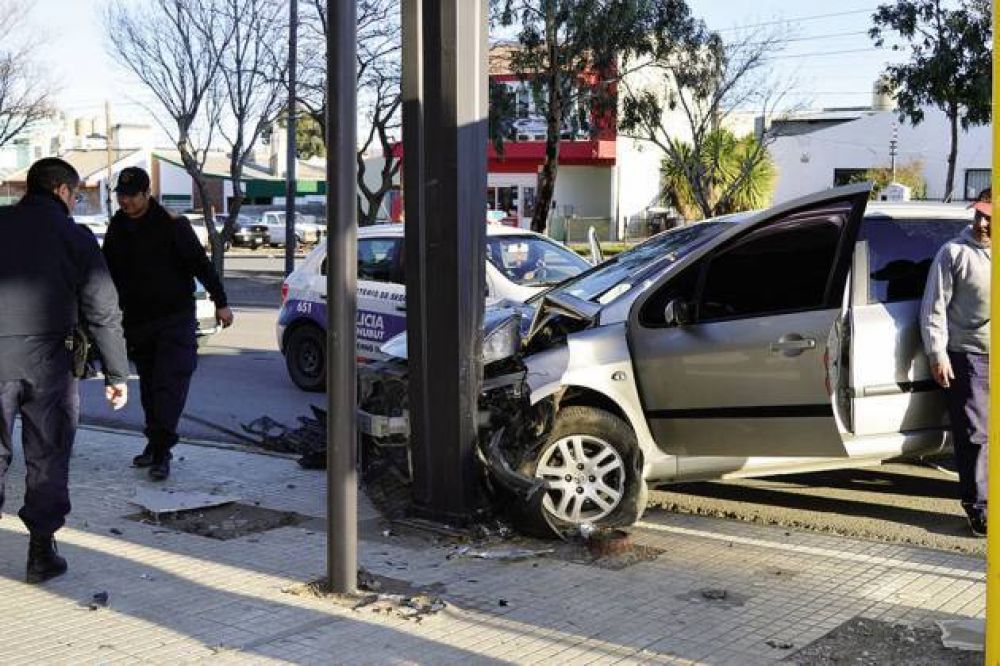 Se descompens� y termin� incrustado en un cartel de publicidad