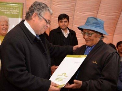 Entregaron t�tulos de propiedad en Punta Diamante