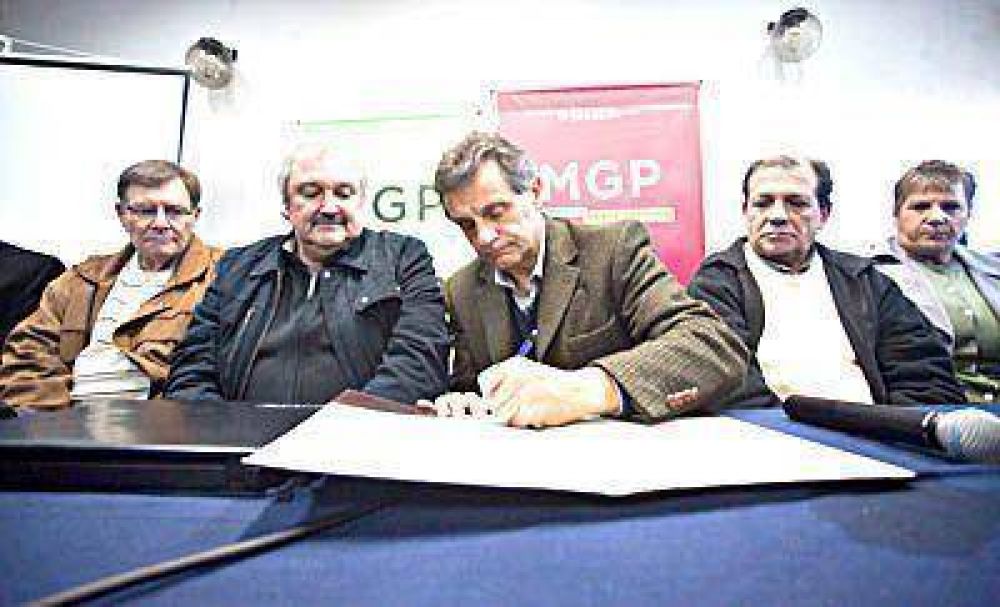 Firmaron el contrato de adjudicaci�n para la obra de desag�e del Arroyo del Barco