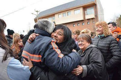 Tras pago del sueldo, municipales finalizaron la huelga de hambre