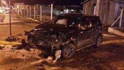 Violento accidente dej� importantes da�os y dos conductores golpeados