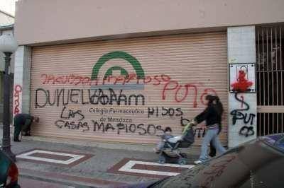 Escraches en el frente del Colegio Farmac�utico.