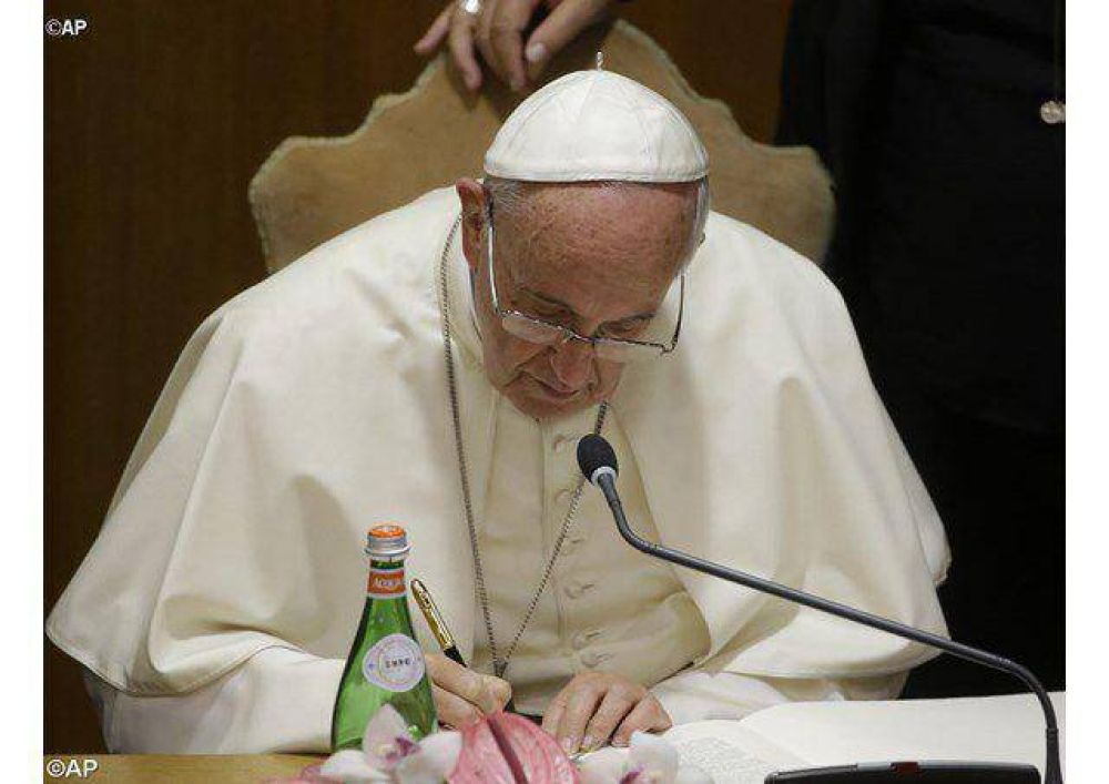 “Agradezco esta declaración. Deseo que haga mucho bien”, escribe el Papa en el Acuerdo de los Alcaldes del mundo